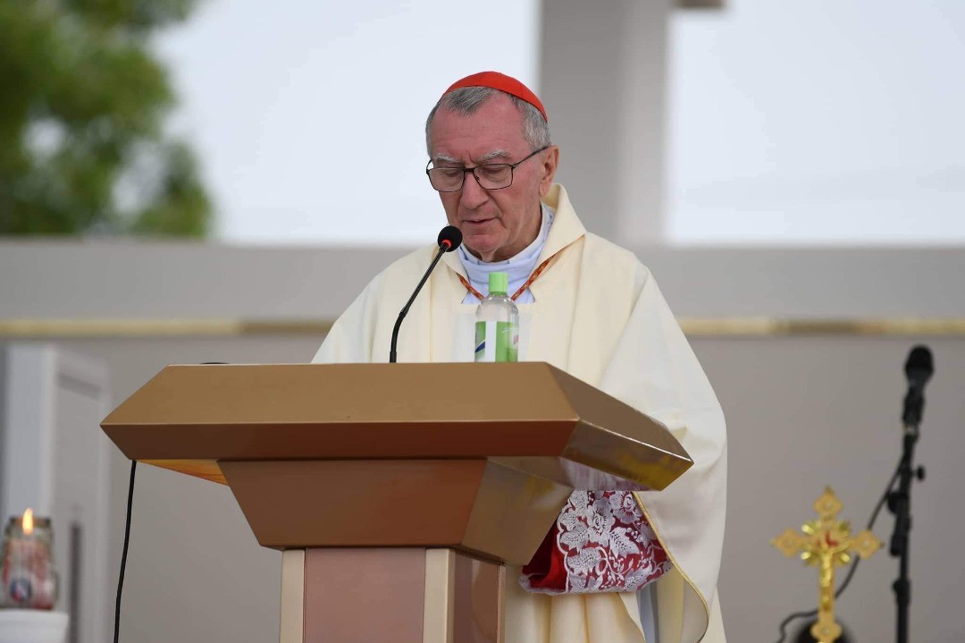 Cardinal Pietro gives fatherly advice to Gudele seminarians