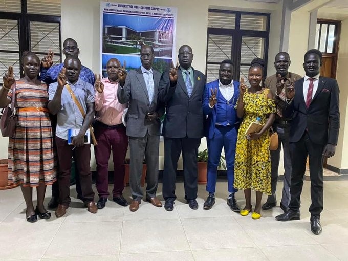 Prof Akec meets Kampala University students over graduation impasse