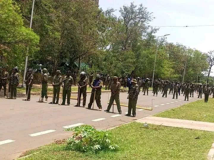 Tension in Kenya as police cordon-off State House