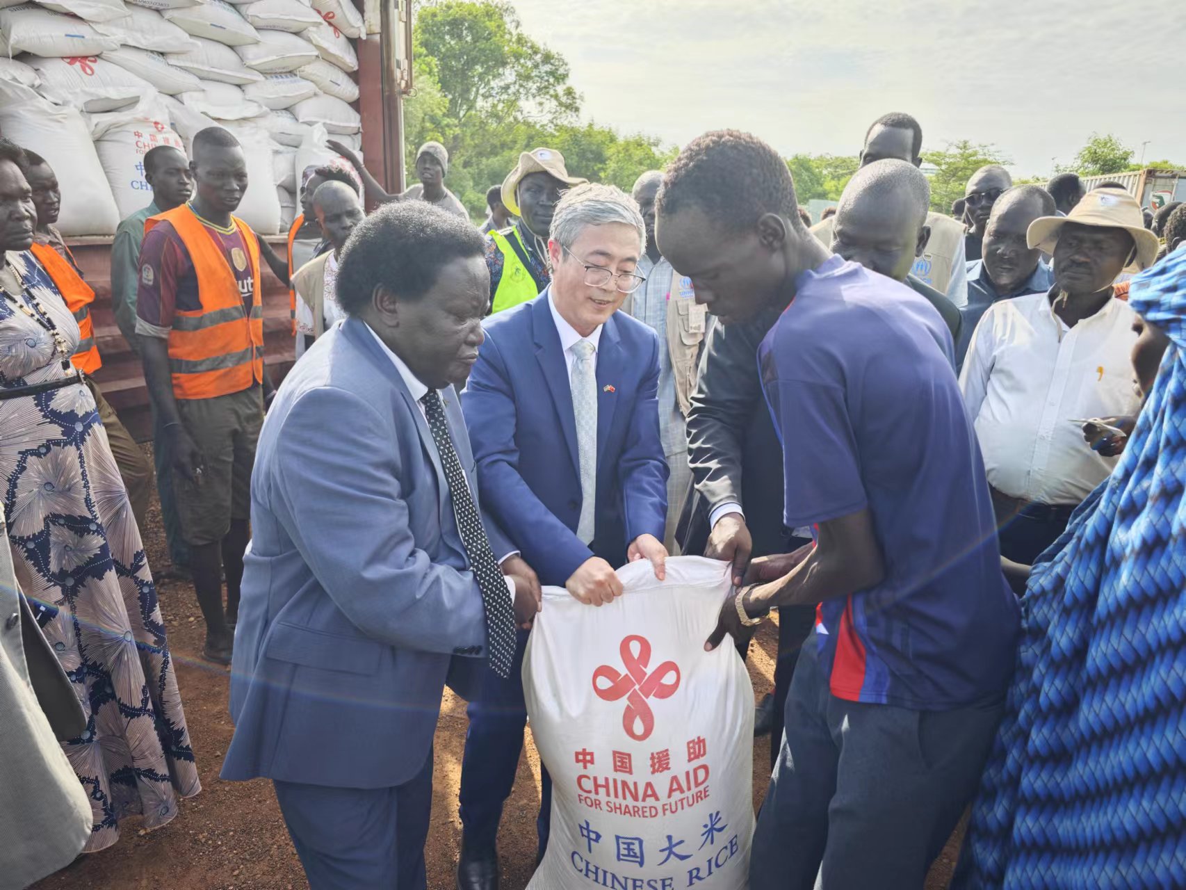 China donates 2,396 metric tons of rice for refugees, returnees